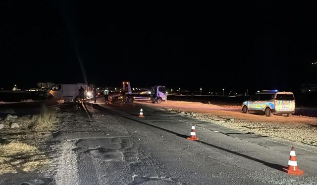 Kazada yaralanan sürücü hastaneye kaldırıldı, diğer araçtakiler kaçtı