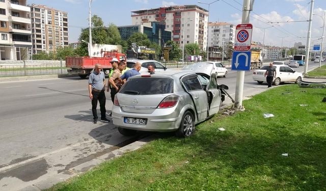 Malatya'da otomobil trambüs direğine çarptı: 4 yaralı