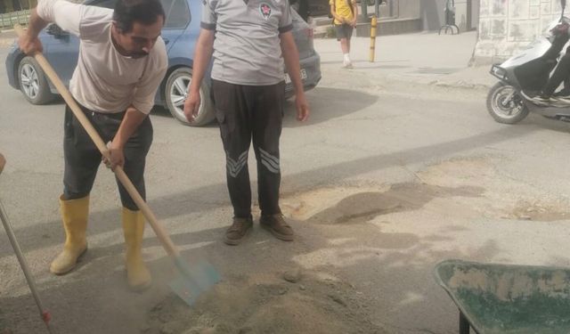 Mardin'de onarılmayan çukuru halk kapattı