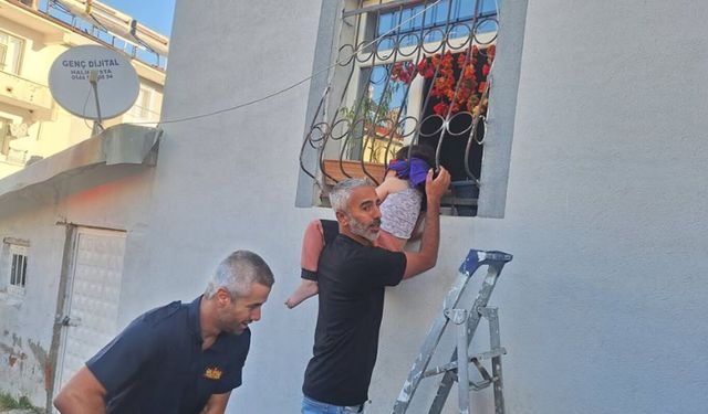 Pencere korkuluğuna kafası sıkışan çocuk kurtarıldı