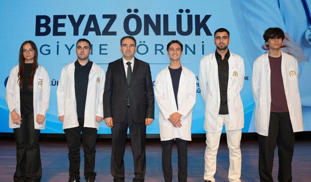 Prof. Dr. Özer: Beyaz önlük umut, şifa, merhamet ve vicdanı simgeliyor