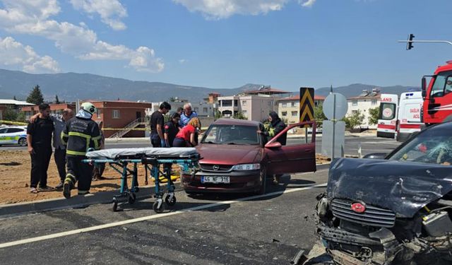 Gaziantep'te iki otomobil çarpıştı: 5 yaralı