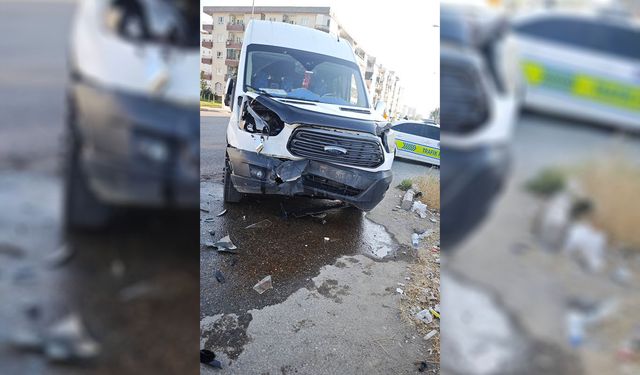 Şanlıurfa'da iki araç kafa kafaya çarpıştı