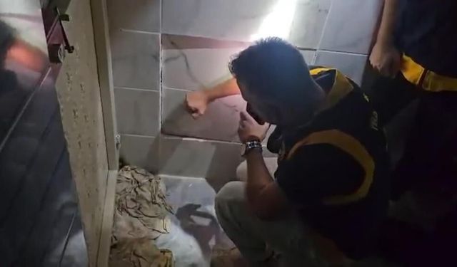 Şanlıurfa'da polisler evi didik didik aradı, şüpheli gizli bölmede çıktı