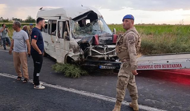 Tarım işçilerini taşıyan minibüs kanala devrildi: 15 yaralı