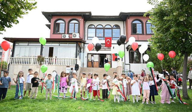 Uçurtmalar Gazze'deki çocuklar için gökyüzüne yükseldi