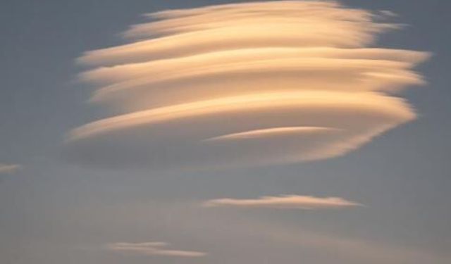 UFO'yu andıran mercek bulutu hayran bıraktı