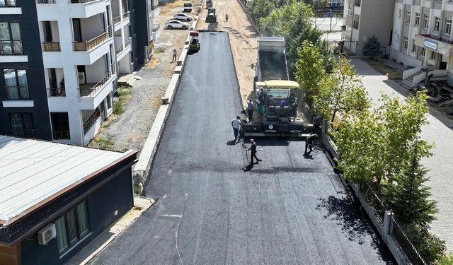 Yeşilyurt'ta altyapısı tamamlanan yollar sıcak asfaltla yenileniyor