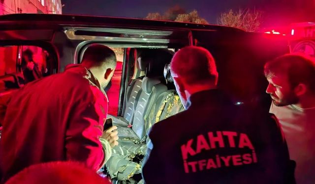 Adıyaman'da otomobil alev aldı! Fabrika çalışanları müdahale etti