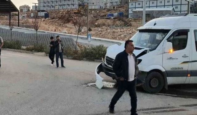 Adıyaman'da otomobil minibüsle çarpıştı: 4 yaralı