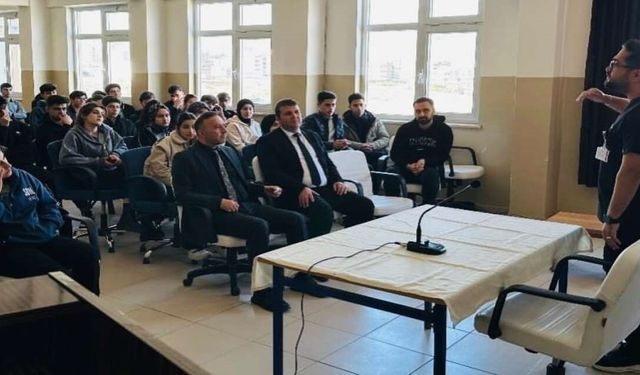 Cizre'de lise öğrencilerine ağız ve diş sağlığı eğitimi