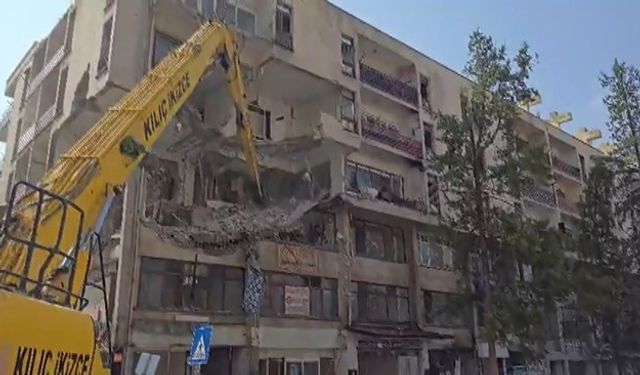Depremde ağır hasar alan 50 yıllık binada yıkım çalışması başlatıldı