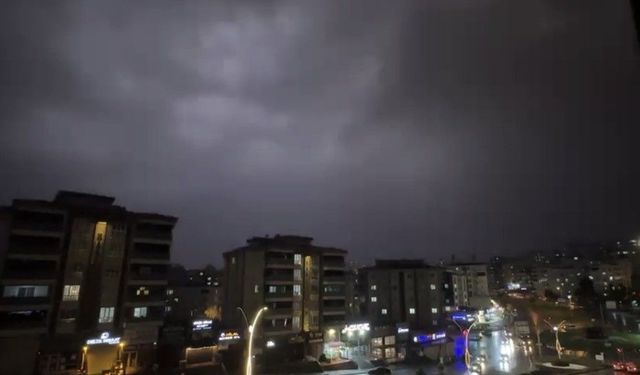 Gaziantep'te art arda şimşekler çaktı