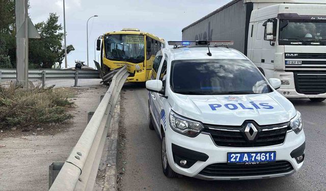 Gaziantep'te halk otobüsü demir bariyerlere çarptı: 9 yaralı