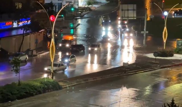 Gaziantep'te sağanak yağmur yolları göle çevirdi