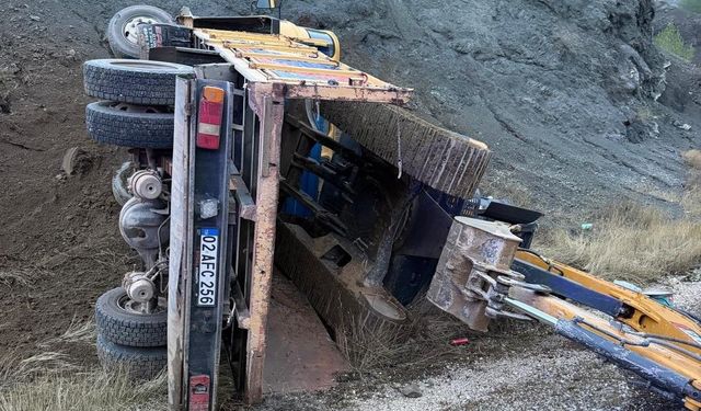 İş makinesi yüklü kamyon devrildi: 2 yaralı