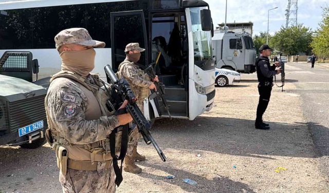 Mahalle abluka altına alındı: 38 kişi gözaltında