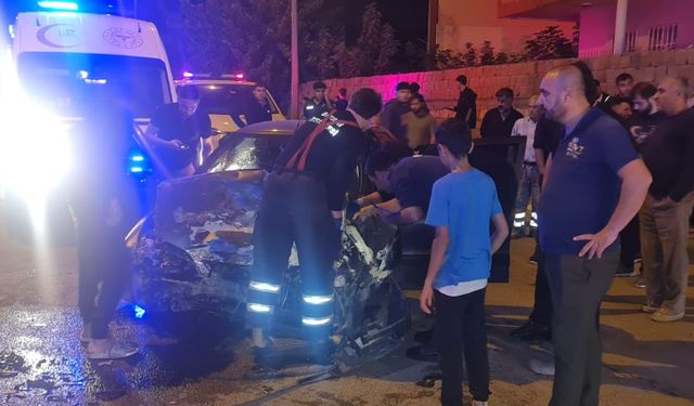 Batman'da hafif ticari araç ile otomobil çarpıştı: 3 yaralı