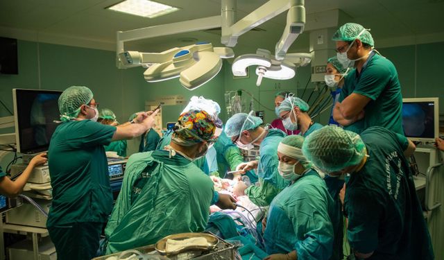 Henüz doğmamış 2 çocuk anne karnında ameliyat edildi