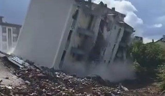 İş makinesi dokundu, 5 katlı bina saniyeler içinde yerle bir oldu