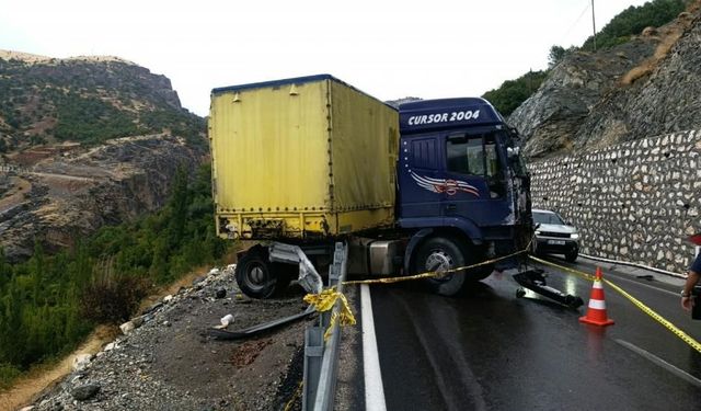 Malatya'da kaza! Bariyerlere çarpan tır askıda kaldı