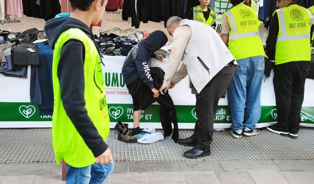 Batman'da yürek ısıtan olay: Umut Kervanı, kermese gelen çocuğu giydirdi