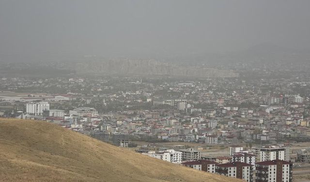 Van'da görüş mesafesi düştü, gökyüzü puslandı