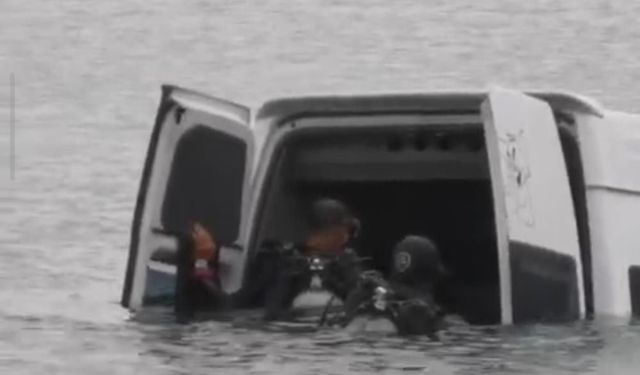 Van'da yürekleri ağza getiren kaza! Minibüs göle uçtu