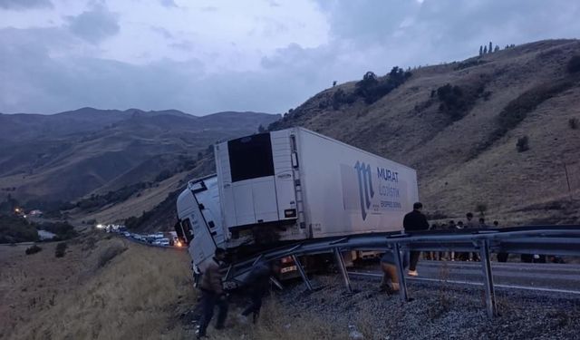 Yüksekova-Van yolunda tır kazası: Onlarca araç mahsur kaldı