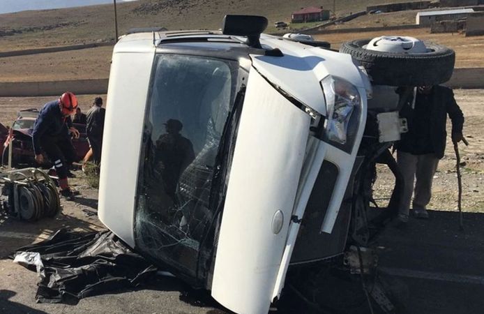 Ağrı’da otomobille minibüs çarpıştı: 1 ölü, 2 ağır yaralı