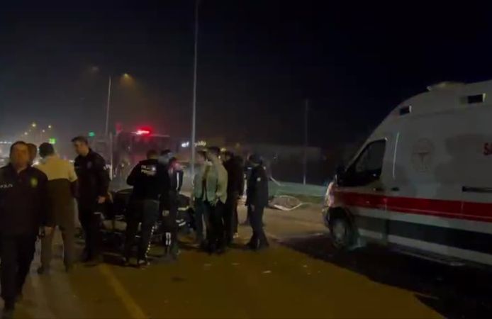 Hatay’da tırla çarpışan otomobil ikiye ayrıldı