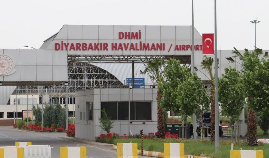 Bakan Gürlek'i taşıyan uçak Diyarbakır'a iniş yapamadı