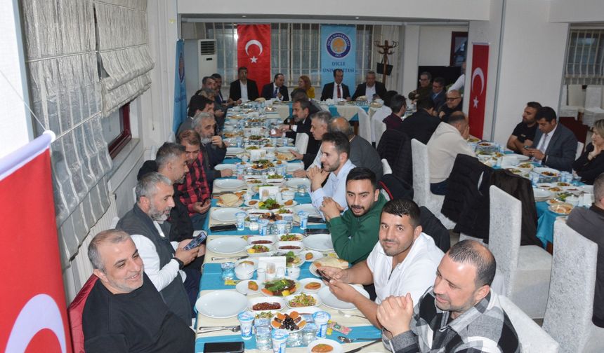 Rektör Eronat, gazetecilerle iftar programında buluştu