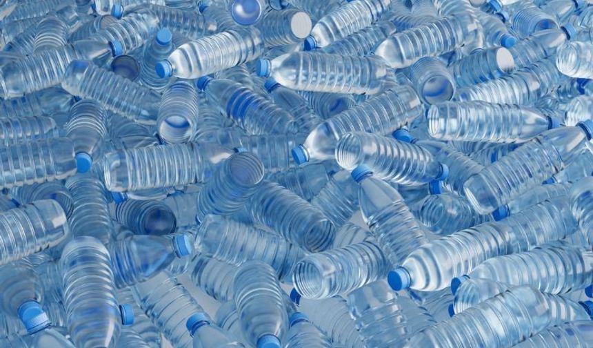 Plastik şişelerde içtiğiniz su binlerce nanoplastik taşıyor: Ciddiye alın!