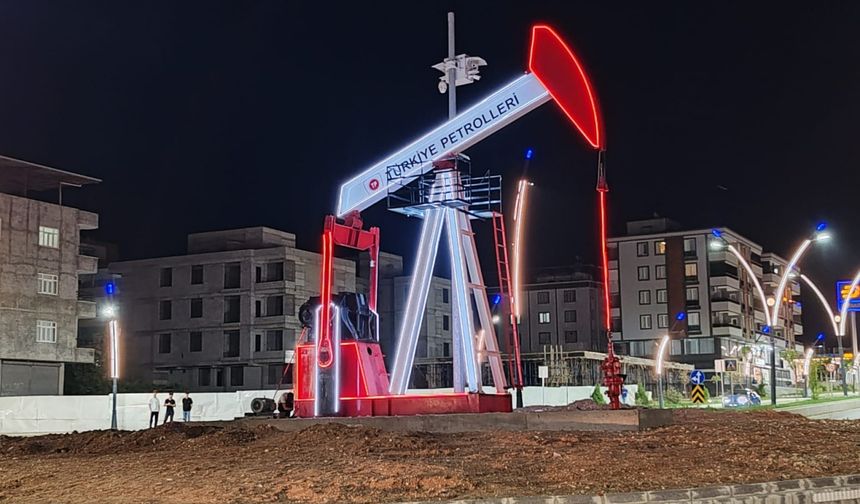 Batman'ın girişine petrol pompası anıtı yerleştirildi