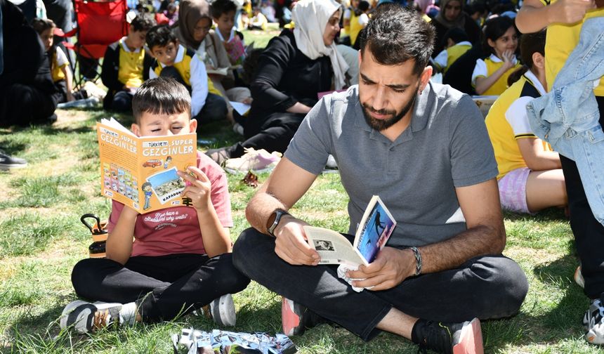 Çocuklar, parkta ebevenyleriyle kitap okudu