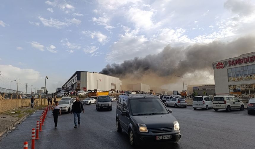 Diyarbakır'da bir depoda çıkan yangına müdahale ediliyor