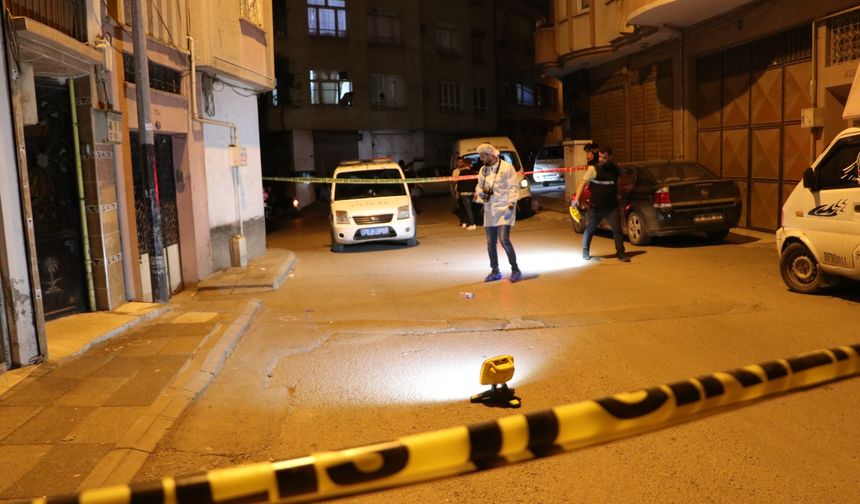 Kilis'te araç park yeri nedeniyle çıkan kavgada baba-oğul silahla yaralandı