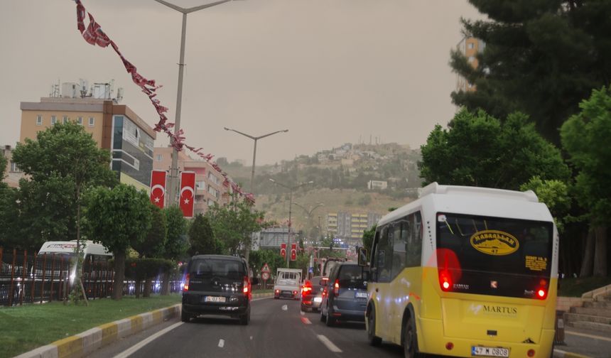 Mardin'de sağanak, fırtına ve toz taşınımı etkili oldu