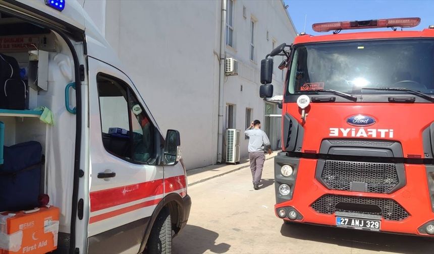 Pamuk fabrikasında çıkan yangında 2 işçi dumandan etkilendi