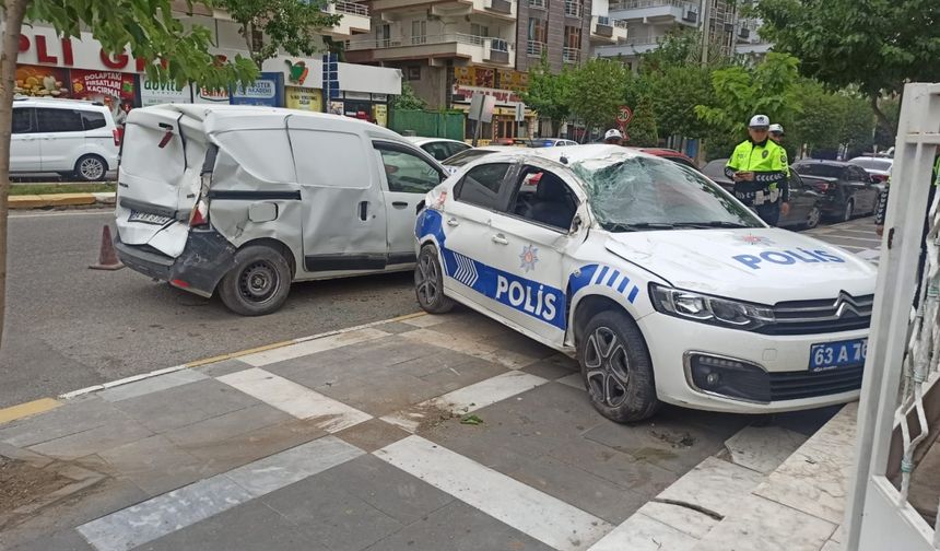 Şanlıurfa'da 3 aracın karıştığı kazada 2 kişi yaralandı