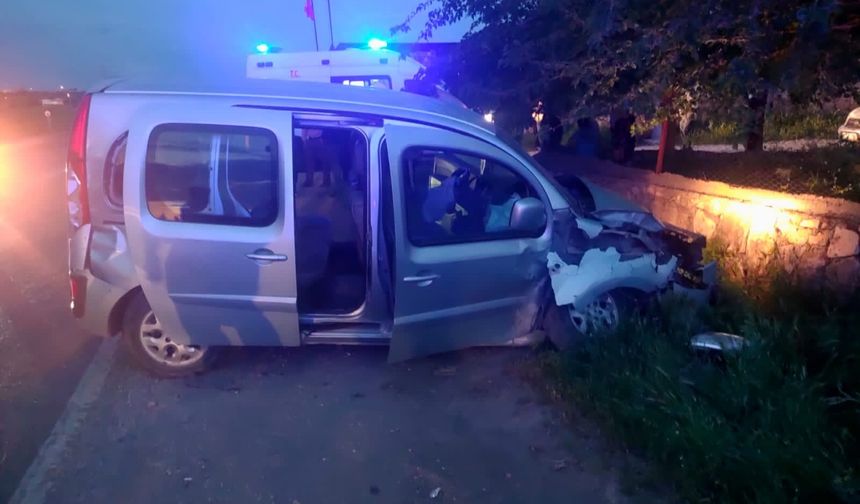 Siirt'te kamyonet ile hafif ticari araç çarpıştı: 4 kişi yaralandı
