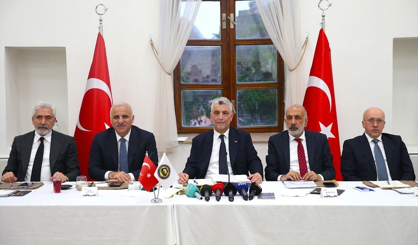 Ticaret Bakanı Bolat, Diyarbakır'da meslek odalarının temsilcileriyle bir araya geldi
