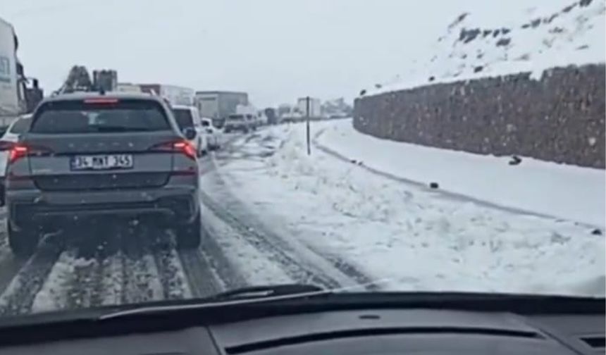 Bingöl-Erzurum yolunda mayıs  ayında kar yağışı