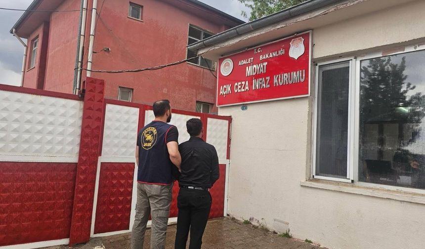 Cezaevi firarisi düğün salonunda saz çalarken yakalandı