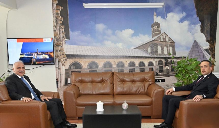 Diyarbakır Valisi Zorluoğlu, Vakıflar Bölge Müdürü Demir'i ziyaret etti