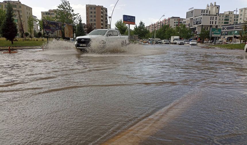 Diyarbakır'ın alt yapısı yetersiz kaldı: Caddeler göle döndü, araçlar mahsur kaldı