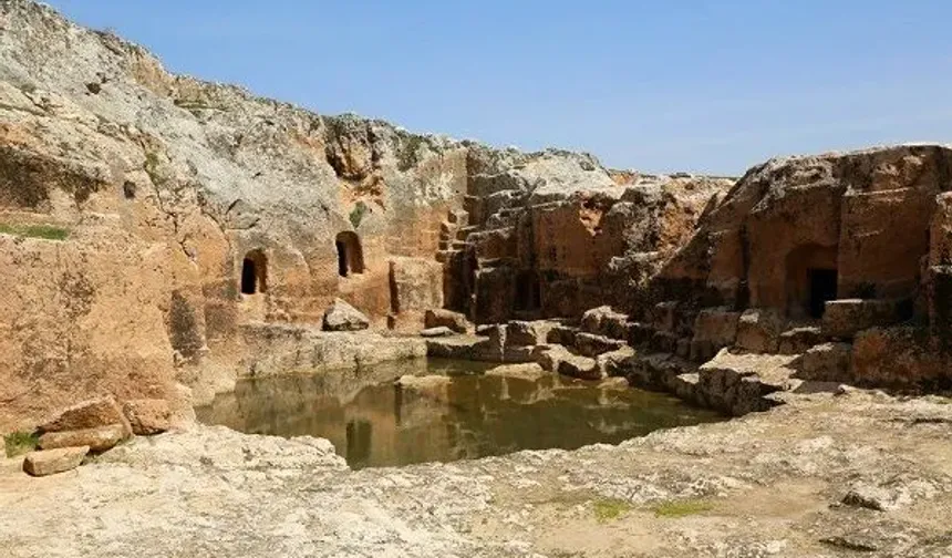 Taşlara kazınan sırlar: Hilar Mağaraları'nın gizemli kabartmaları