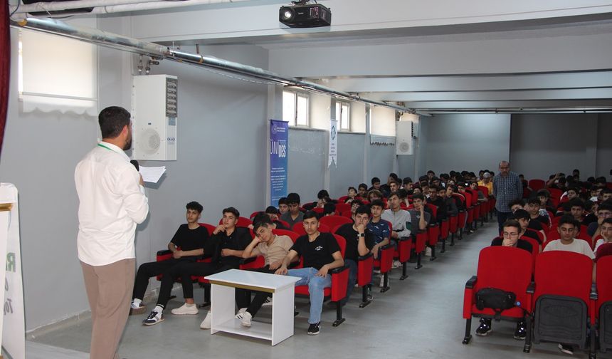 Rehber Gençlik Topluluğu öğrencilere aile mefhumunu aşılıyor