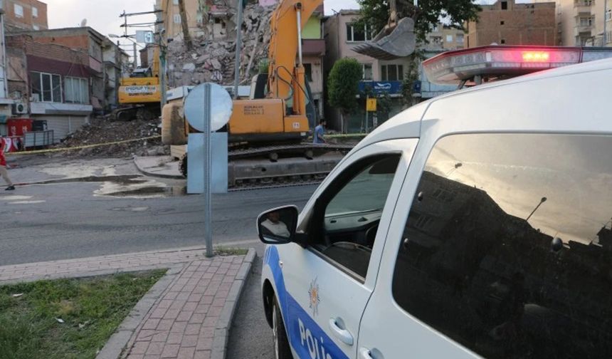 Diyarbakır'daki o binalar polis denetiminde yıkılıyor